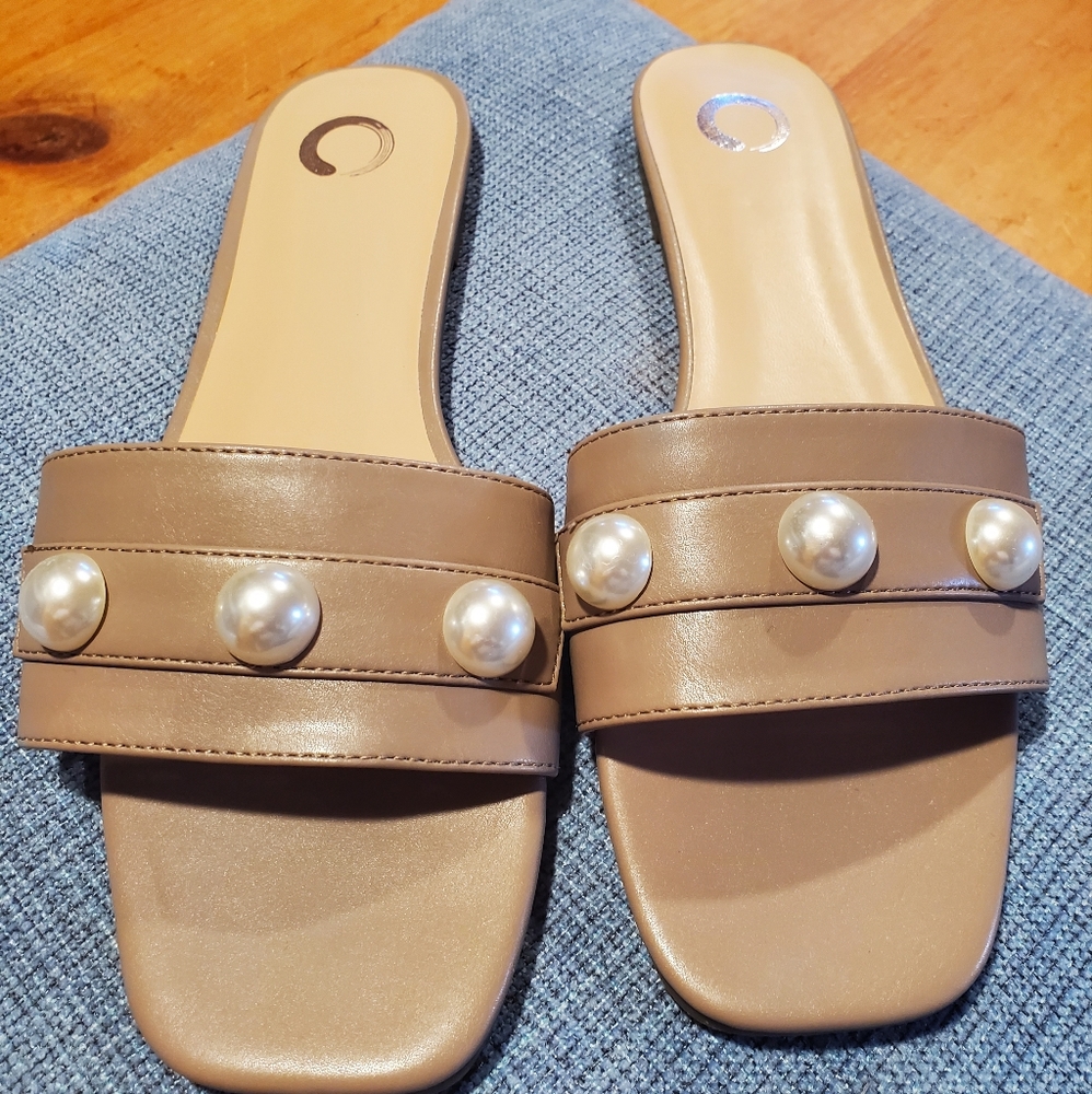 JC JOURNEE COLLECTION PEARL FLAT SANDALS 9.5 Taupe New
